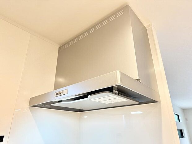 【レンジフード】■調理時の蒸気や匂いが換気扇に誘導され、効率的に排煙ができます。