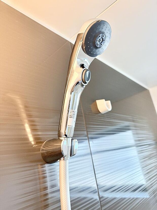 【止水シャワーヘッド】■手元で簡単に止水できるため、水の無駄遣いを減らすことができます。