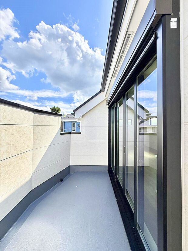 【バルコニー】■ 季節の移ろいを感じられる開放的な空間です