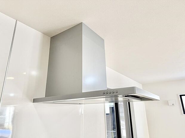 【レンジフード】■調理時の蒸気や匂いが換気扇に誘導され、効率的に排煙ができます。
