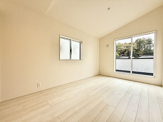 【寝室】■シンプルな空間で、収納付きベッドやデスクなど、多機能な家具を活用しやすいです