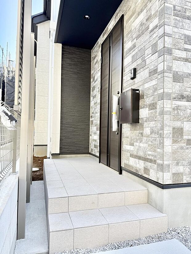 【玄関】■ 心地よい暮らしへとつながる、温かい玄関