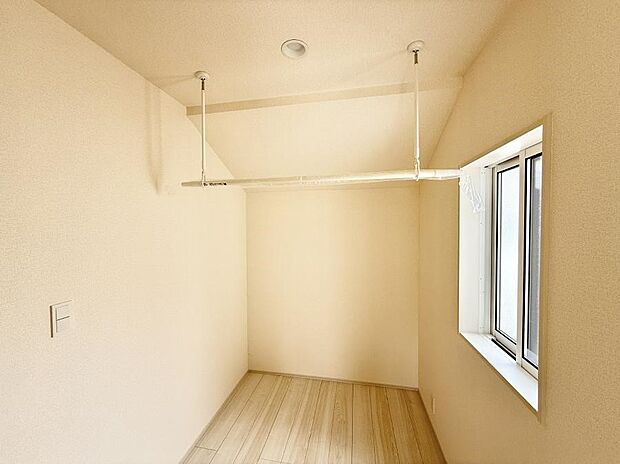 【室内物干し】■天候や時間を気にせず洗濯物を干せ、紫外線から衣類を守れます。