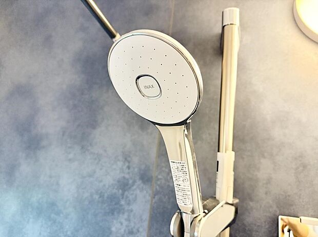 【止水シャワーヘッド】■手元で簡単に止水できるため、水の無駄遣いを減らすことができます。