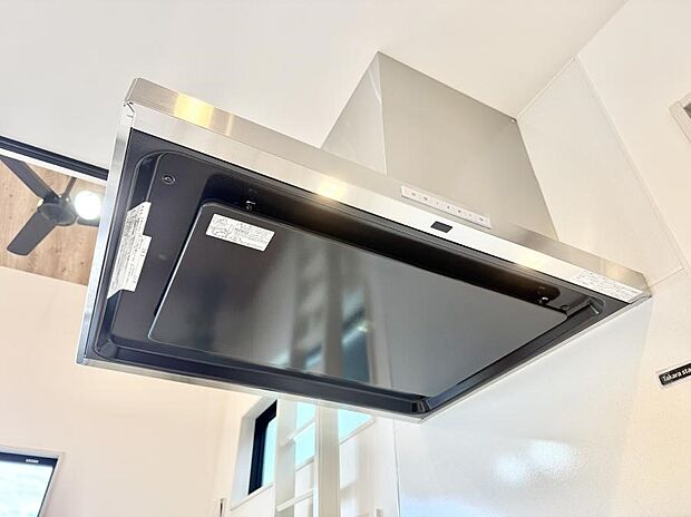 【レンジフード】■調理時の蒸気や匂いが換気扇に誘導され、効率的に排煙ができます。