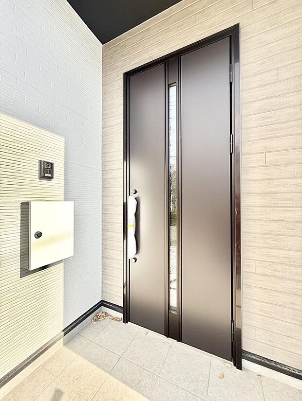 【玄関】■ シンプルで美しく、住まいの第一印象を彩る玄関です