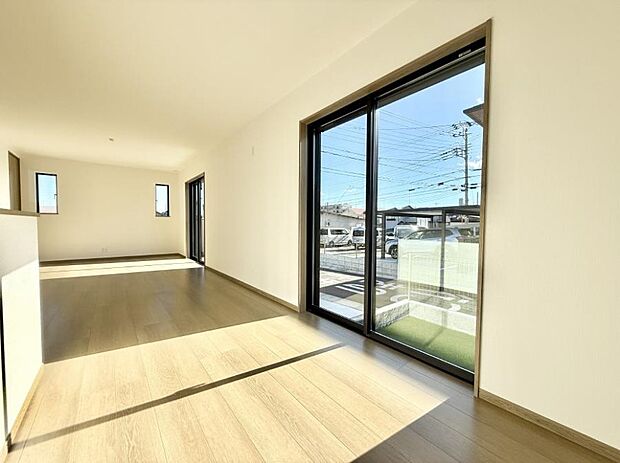 【リビング】■光と風を感じる、リラックスできる空間