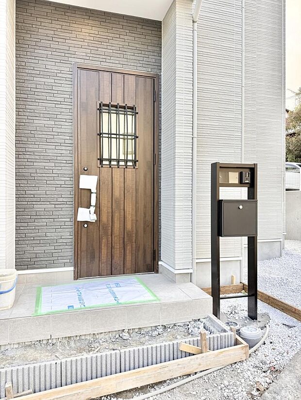 【玄関】■ 帰るたびにホッとする、安心感のある佇まい