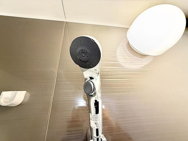 【止水シャワーヘッド】■わざわざシャワー水栓のレバーまで手を伸ばす必要がなく、簡単に止水できる