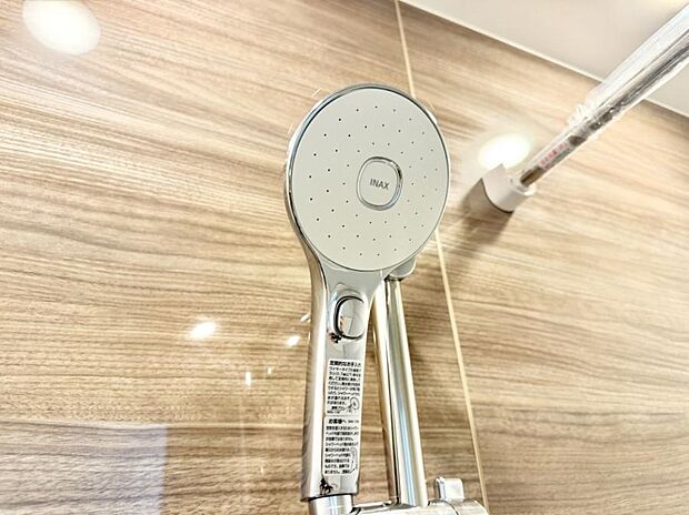 【止水シャワーヘッド】■手元で簡単に止水できるため、水の無駄遣いを減らすことができます。