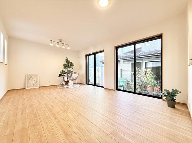 【リビング】■光と風を感じる、リラックスできる空間