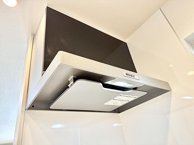 【レンジフード】■フードに覆われている為、匂いが換気扇に誘導され、効率的に排煙ができます