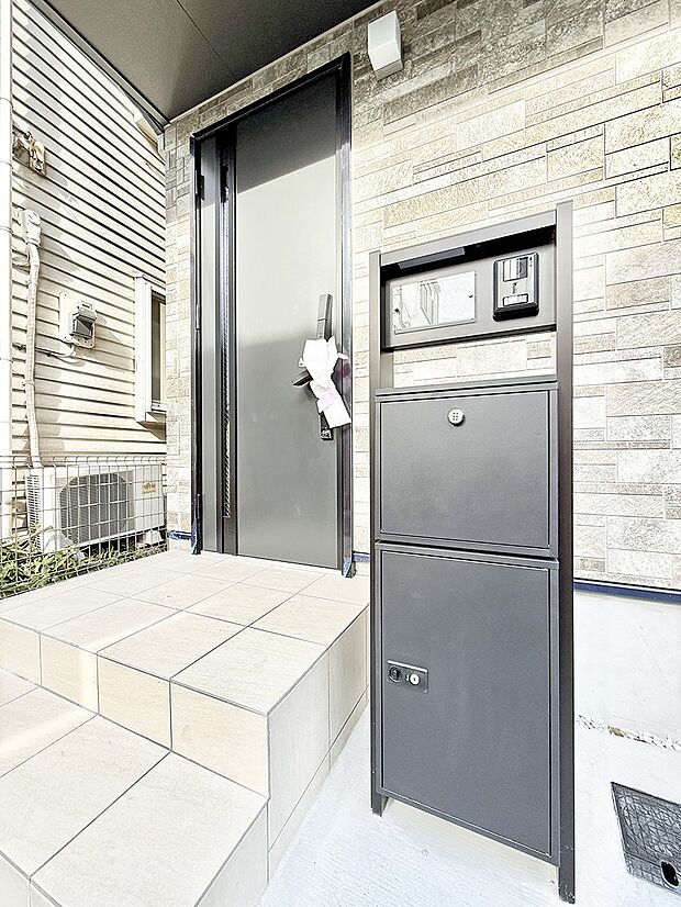 【玄関】■ 帰るたびにホッとする、安心感のある佇まい