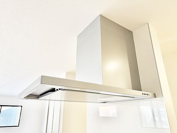 【レンジフード】■調理時の蒸気や匂いが換気扇に誘導され、効率的に排煙ができます。