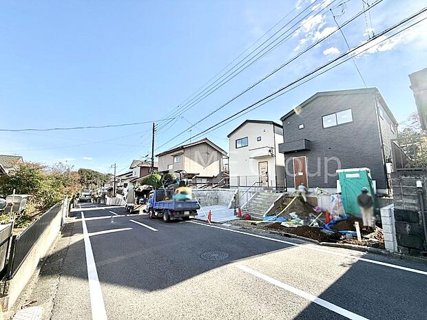 【前面道路含む現地写真】■家族とのお出かけが楽しくなる環境です