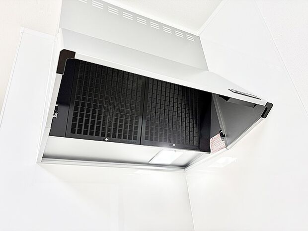 【レンジフード】■調理時の蒸気や匂いが換気扇に誘導され、効率的に排煙ができます。