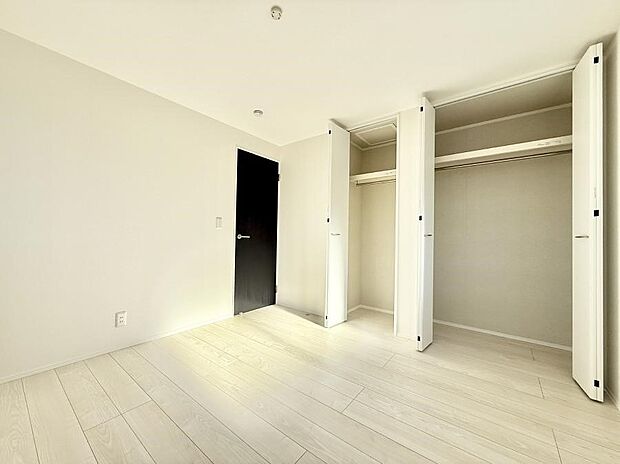 【寝室】■窓の配置や通気性の良い設計で部屋の空気がこもらず、常に新鮮な空気が流れます