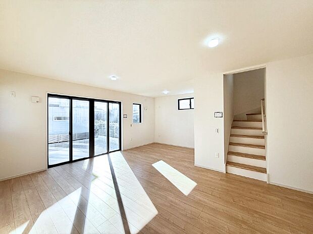 【リビング】■光と風を感じる、リラックスできる空間