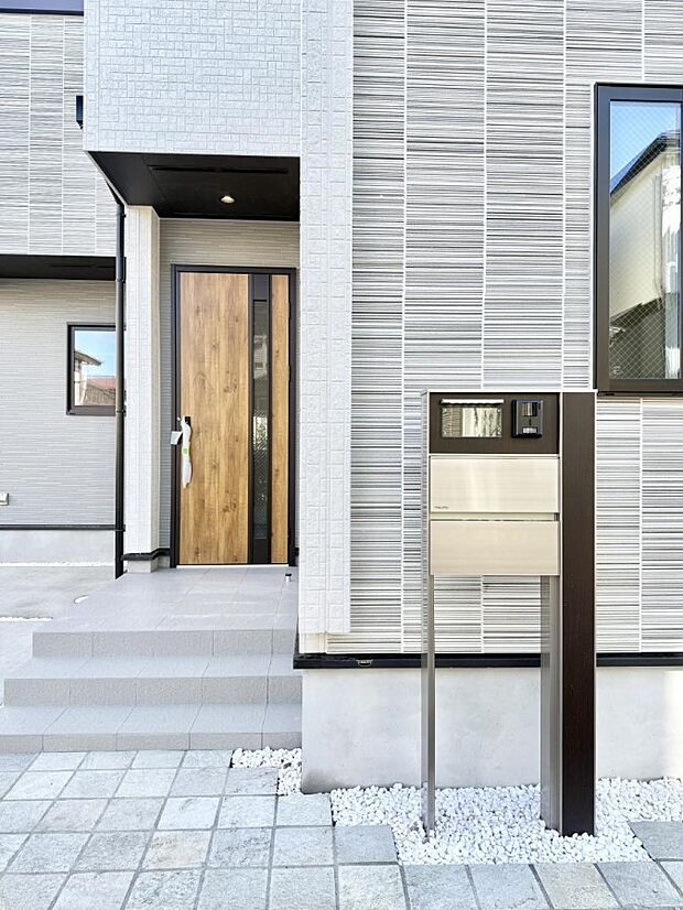 【玄関】■ シンプルで美しく、住まいの第一印象を彩る玄関です