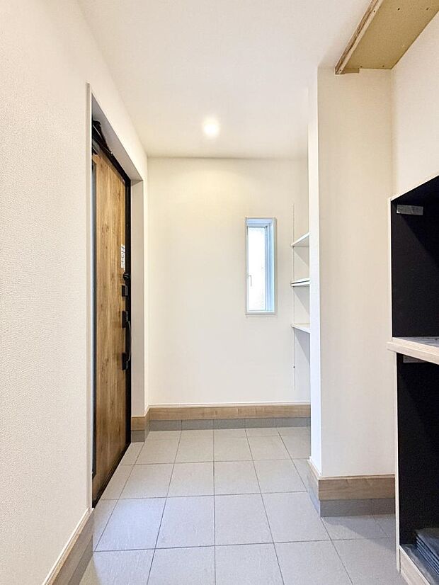 【玄関】■ 家族やゲストをやさしく迎える、心地よい空間