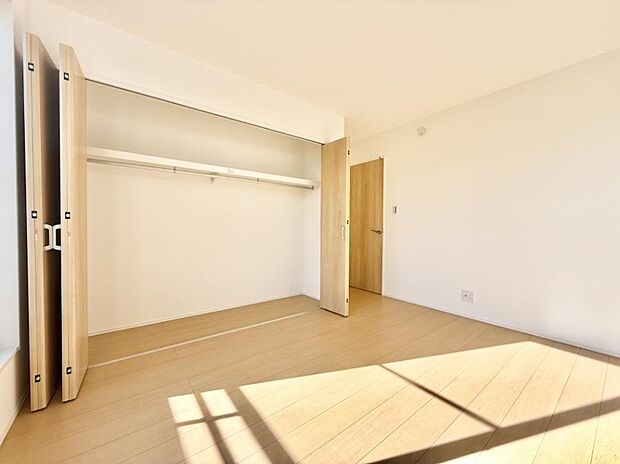 【リビング以外の居室】■落ち着いた色合いのお部屋で穏やかな時間を楽しめます