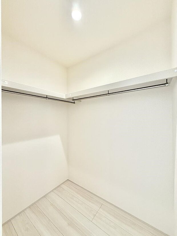 【バルコニー】■ 心地よい風と光を感じる、くつろぎのバルコニー