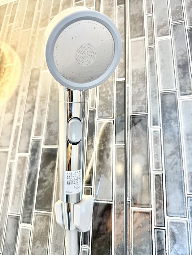 【止水シャワーヘッド】■わざわざシャワー水栓のレバーまで手を伸ばす必要がなく、簡単に止水できる
