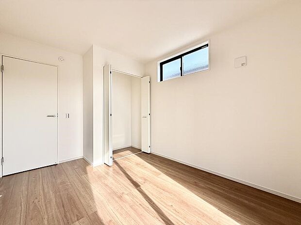 【寝室】■窓の配置や通気性の良い設計で部屋の空気がこもらず、常に新鮮な空気が流れます