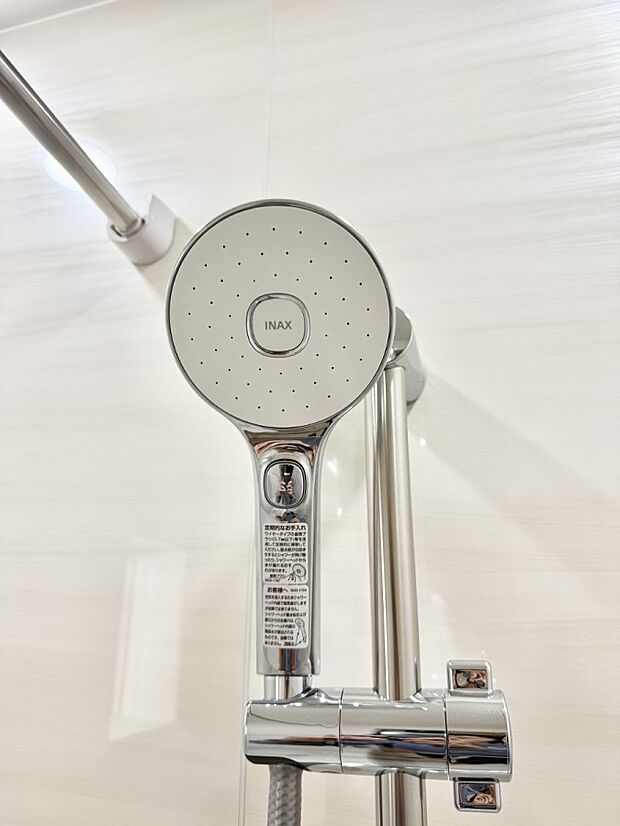 【止水シャワーヘッド】■手元で簡単に止水できるため、水の無駄遣いを減らすことができます。