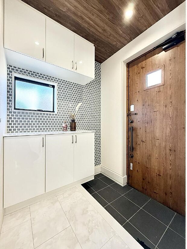 【玄関】■ 家族やゲストをやさしく迎える、心地よい空間