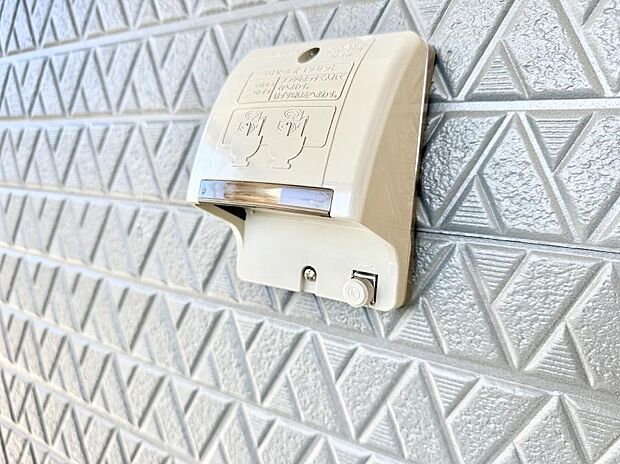 【屋外コンセント】■屋外に電源コンセントがあれば、高圧洗浄機で窓や外壁を掃除するなど便利です。