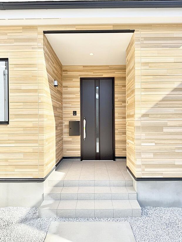 【玄関】■ 帰るたびにホッとする、安心感のある佇まい