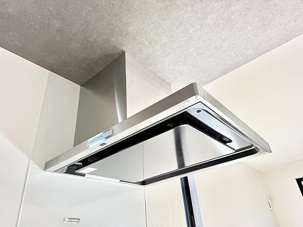 【レンジフード】■調理時の蒸気や匂いが換気扇に誘導され、効率的に排煙ができます。