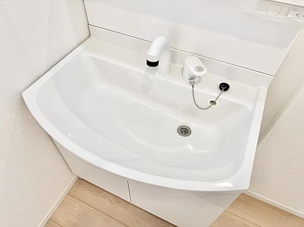 【ハンドシャワー付洗面台】■細かい部分まで洗いやすく便利なハンドシャワー付き