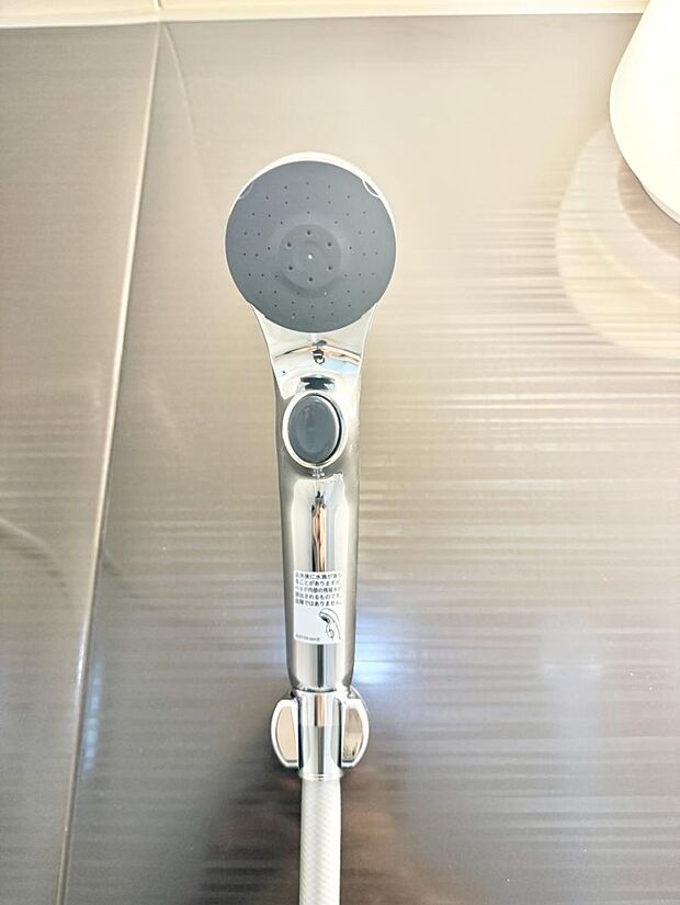 【止水シャワーヘッド】■わざわざシャワー水栓のレバーまで手を伸ばす必要がなく、簡単に止水できる
