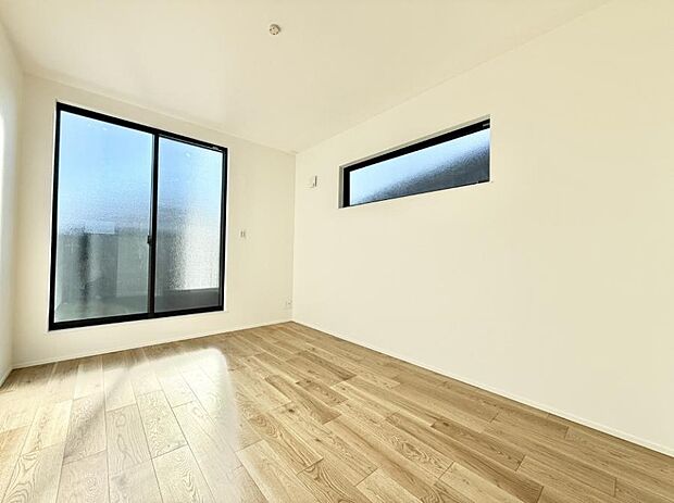 【リビング以外の居室】■落ち着いた色合いのお部屋で穏やかな時間を楽しめます