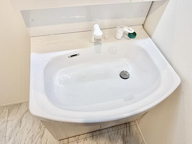 【レンジフード】■調理時の蒸気や匂いが換気扇に誘導され、効率的に排煙ができます。