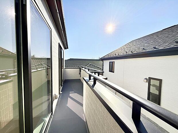 【バルコニー】■ 心地よい風と光を感じる、くつろぎのバルコニー