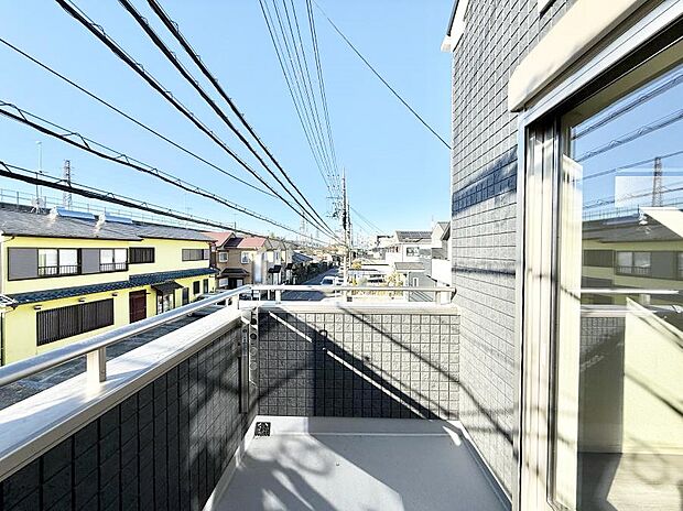 【バルコニー】■ 朝のコーヒーや夜の星空を楽しむ、癒しの場所