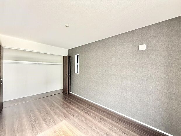 【寝室】■窓の配置や通気性の良い設計で部屋の空気がこもらず、常に新鮮な空気が流れます