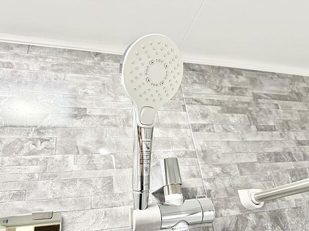 【止水シャワーヘッド】■わざわざシャワー水栓のレバーまで手を伸ばす必要がなく、簡単に止水できる