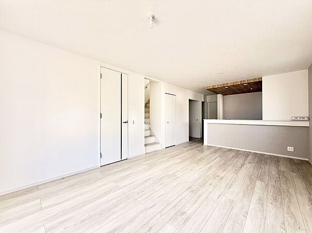 【リビングダイニング】■LDK19.9帖!コミュニケーションがとりやすいリビング階段!