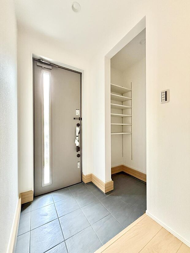 【玄関】■ 家族やゲストをやさしく迎える、心地よい空間