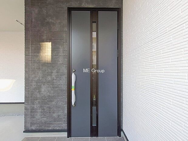 【玄関】■ シンプルで美しく、住まいの第一印象を彩る玄関です