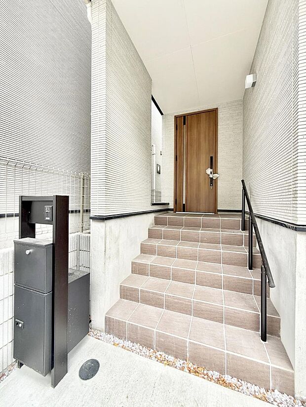 【玄関】■ 帰るたびにホッとする、安心感のある佇まい