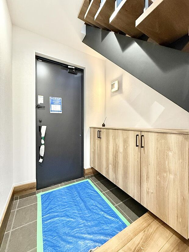 【玄関】■ 家族やゲストをやさしく迎える、心地よい空間