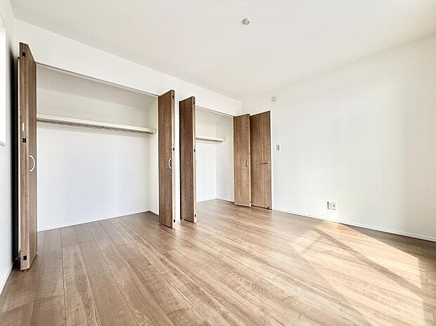 【寝室】■シンプルな空間で、収納付きベッドやデスクなど、多機能な家具を活用しやすいです