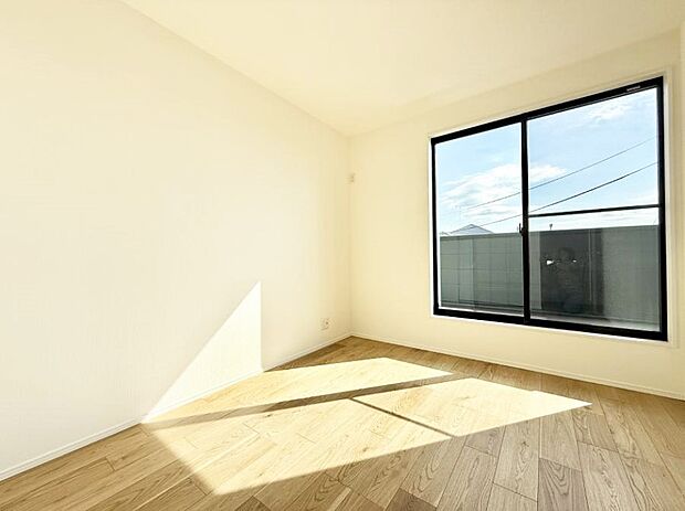 【寝室】■窓の配置や通気性の良い設計で部屋の空気がこもらず、常に新鮮な空気が流れます