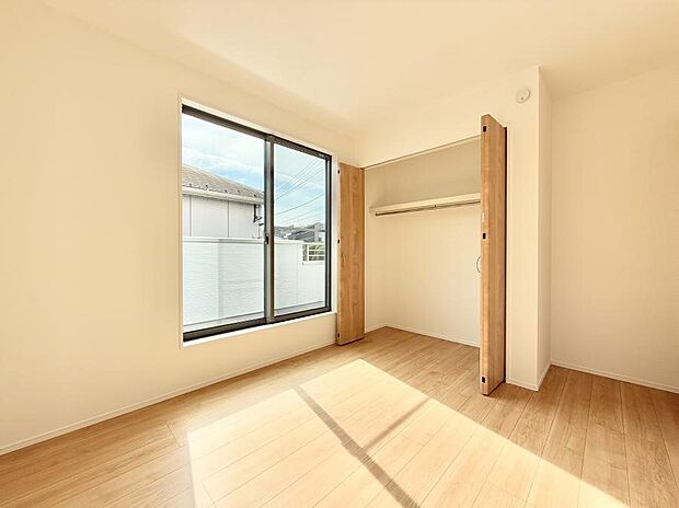 【リビング以外の居室】■落ち着いた色合いのお部屋で穏やかな時間を楽しめます