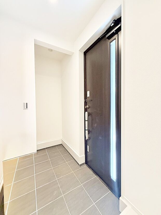 【玄関】■ 家族やゲストをやさしく迎える、心地よい空間